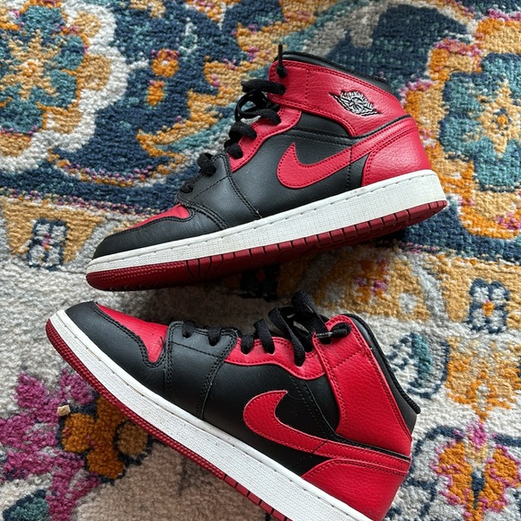 Air Jordan, black and red low top sneakers - Picture 5 of 6